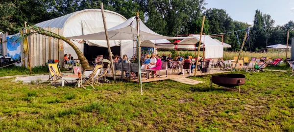 Een pleisterplaats voor fietsers langs de Kempen icoonfietsroute: zomerbar Vurig