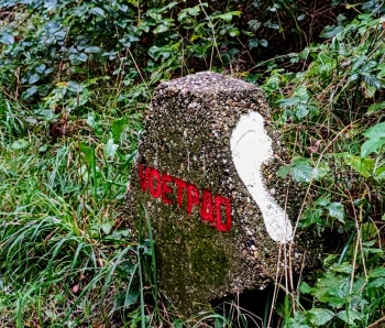 Het visitekaartje van het Voetstappenpad: de betonnen paaltjes met een witte voetafdruk