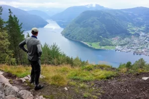 Hiker geniet van het uitzicht op Sognedalfjora