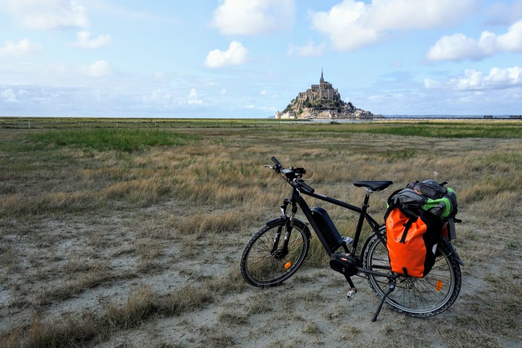 E-bike met daarachter de betoverende Mont-Saint-Michel