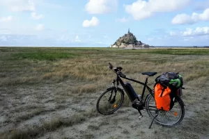 e-bike met op de achtergrond de Mont-Saint-Michel