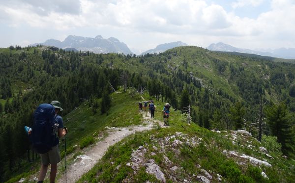 Groep wandelaars loopt over een bergrug in de Balkan