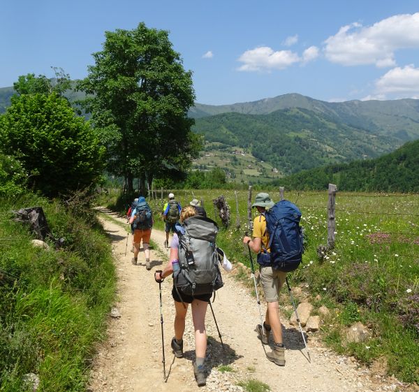 Groep wandelaars op pad over de Pieken van de Balkan Trail