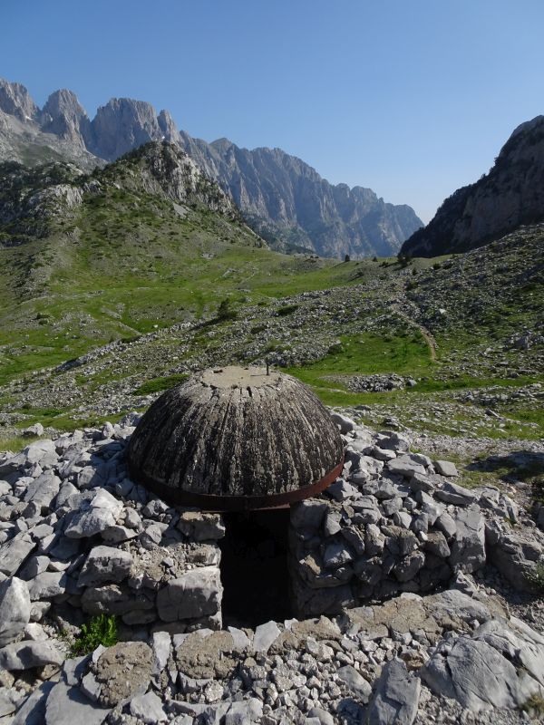 Een van de vele koepelbunkertjes in Albanië, een erfenis van het Hoxha-tijdperk