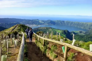 Zicht op Caldeira das Sete Cidades, een ingestorte vulkaankrater
