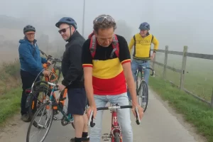 Groep fietsers in retrotruien