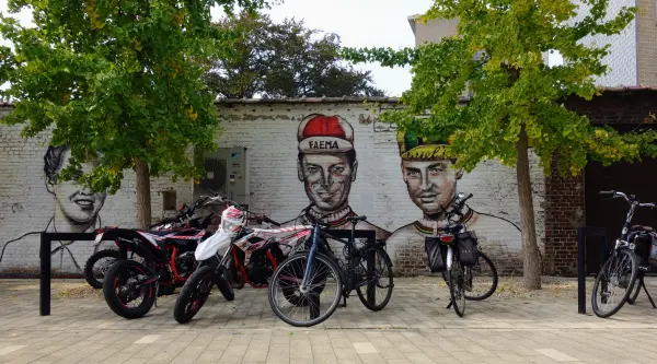 Muurschildering met wielerhelden bij museum KOERS in Roeselare