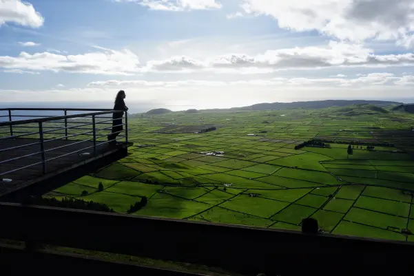 Vrouw bewondert het uitzicht over Terceira
