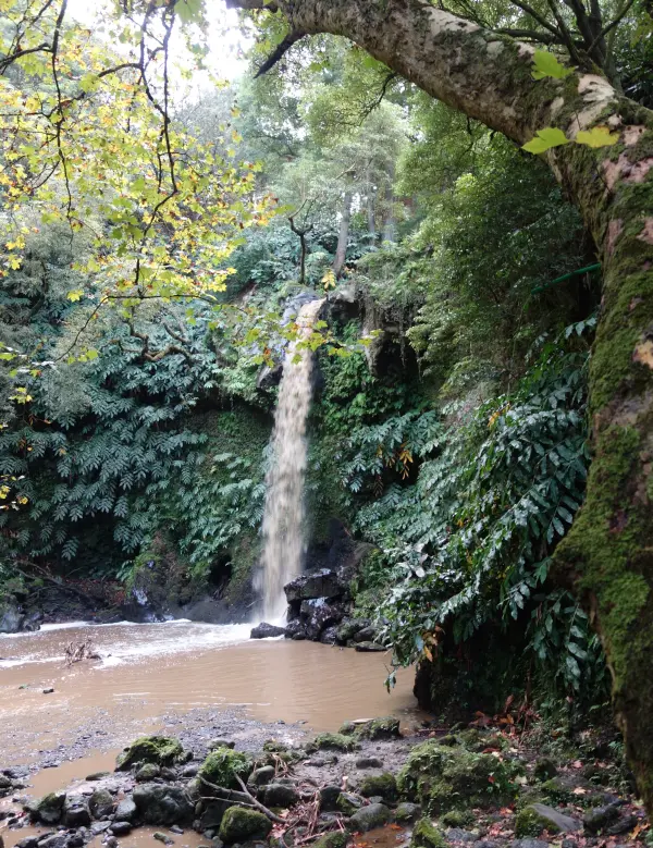 Waterval langs de Moinho do Félix-trail