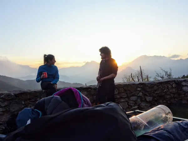 Man en vrouw bij een berghut langs de route van de Cavalls del Vent