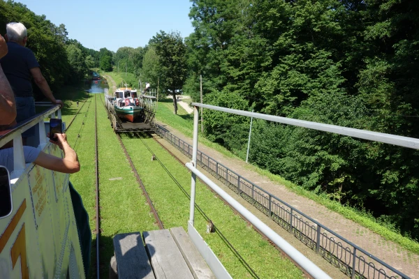 Boten in het Elblagkanaal die over rails naar het volgende kanaaldeel worden getrokken