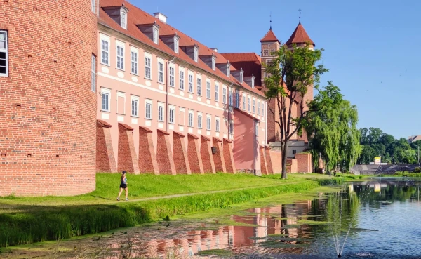 De muren en de gracht van het kasteel in Lidzbark Warmiński in Warmië, Polen
