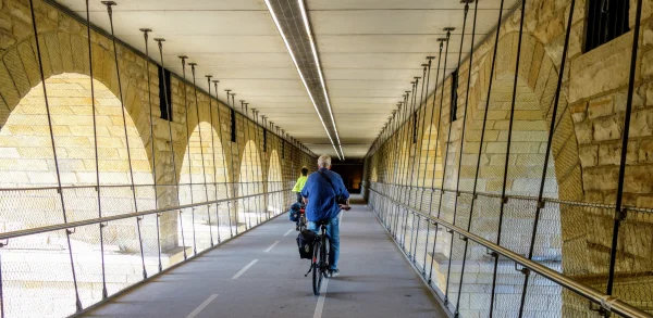 De fiets- en voetgangersbrug die onder de Pont Adolphe hangt in Luxemburg-Stad