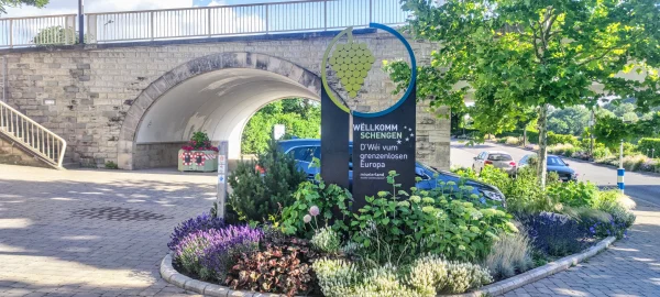 Schengen, waar het Schengenakkoord werd ondertekend, het eindpunt van de EuroVelo 5 in Luxemburg