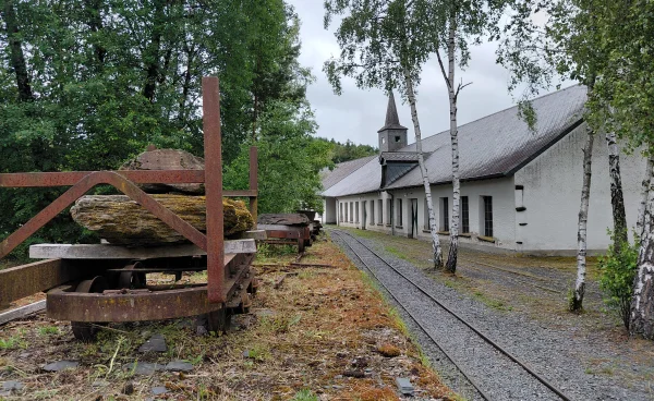 Het leisteen-museum van l'Ardoise met wagonnetjes op rails voor het transport van leisteen