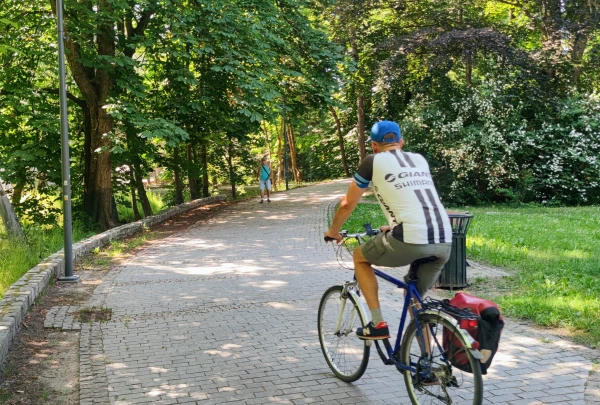 Fietser die door een van de groene gedeeltes fietst in Olsztyn