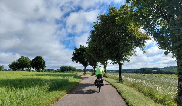 Fietsen over een slingerend weggetje in Luxemburg