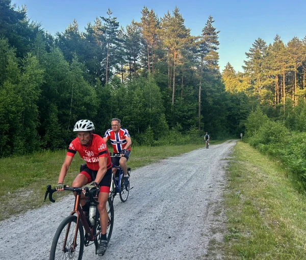 Drie gravelbikers in een bosgebied in Warmië