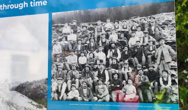Informatiebord langs de EuroVelo 5 over het Wilde Westen van Luxemburg