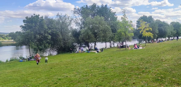 Picknicken langs de Moezel in Remich, een toeristische plaats waar het in het weekend bruist van het leven
